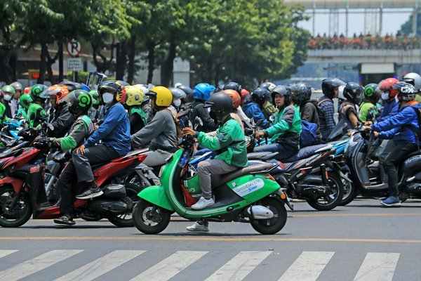 Est-ce que l'installation d'un système de contrôle parental peut limiter la vitesse de la voiture utilisée par un jeune conducteur?